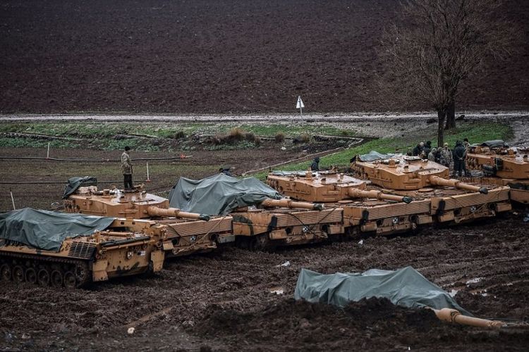 Deretan tank Leopard 2 milik AD Turki disiagakan di dekat perbatasan dengan wilayah utara Suriah untuk dikerahkan dalam operasi militer Olive Branch menghadapi milisi Kurdi.