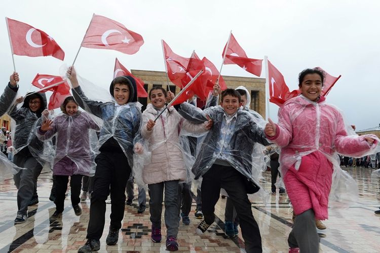 Anak-anak Turki mengibarkan bendera Turki. Badan Urusan Keagamaan Turki sempat menyebut anak usia 9 tahun sudah bisa menikah menurut hukum Islam.
