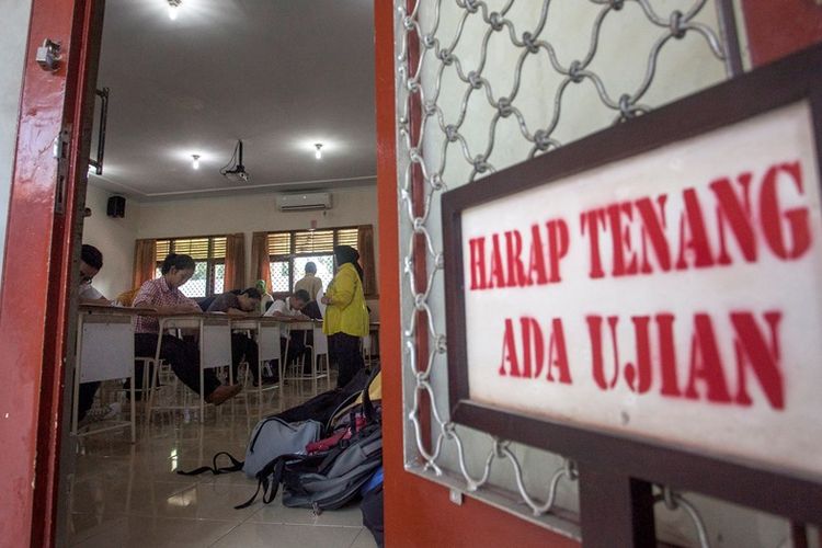 Sejumlah peserta mengikuti Seleksi Bersama Masuk Perguruan Tinggi Negeri (SBMPTN) 2018 di Universitas Negeri Yogyakarta (UNY), Sleman, DI Yogyakarta, Selasa (8/5). Menurut data Panitia Lokal 46 SBMPTN 2018 saat ini tercatat 43.824 peserta mengikuti SBMPTN di Daerah Istimewa Yogyakarta. 