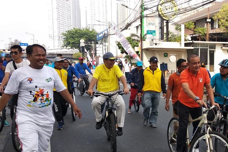 Wali Kota Jakarta Barat Rustam Effendi (baju kuning bersepeda) dalam Hari Bebas Kendaraan Bermotor (HBKB) di Jalan Tomang Raya, Jakarta Barat pada Minggu (14/10/2018).