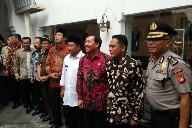 Wakil Gubernur Jawa Barat Uu Ruzhanul Ulum (keempat dari kanan) saat berfoto bersama Plt Bupati Bekasi Eka Supria Atmaja (kedua dari kanan) usai penyerahan surat tugas sebagai Plt Bupati Bekasi, di Ruang Manglayang, Gedung Sate, Kamis (18/10/2018). Eka resmi menjadi Plt Bupati Bekasi menggantikan Neneng Hasanah Yasin yang ditangkap KPK terksit suap proyek Meikarta.  