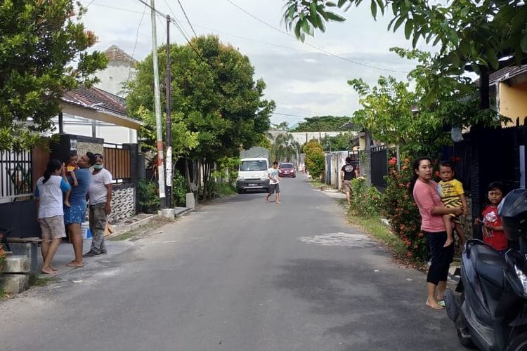Warga Kota Mataram di Lombok, NTB, berhamburan ke luar rumah setelah merasakan guncang gempa, Minggu (17/3/2019).