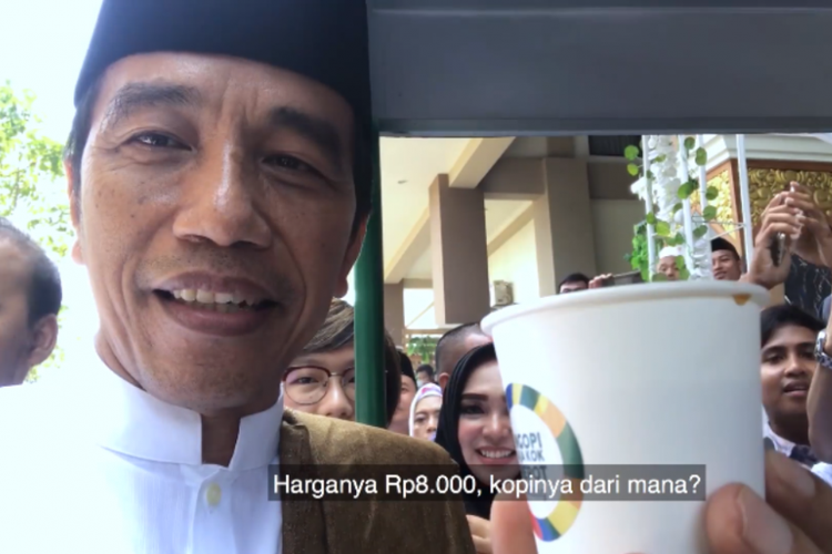 Presiden Joko Widodo mencicipi kopi keliling (koling) di Madura, Jawa Timur, Rabu (19/12/2018).