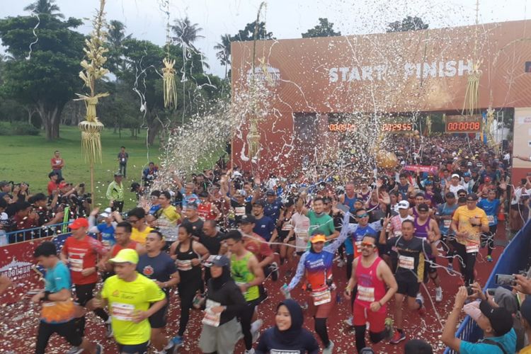 Para pelari half marathon (21,0975 km) memulai lomba pada pukul 05.30, ditandai dengan flag off atau pengangkatan bendera oleh CEO Kompas Gramedia Lilik Oetama, Sekretaris Daerah Provinsi Jawa Tengah Sri Puryono, dan Ketua Yayasan Borobudur Marathon Liem Chi An