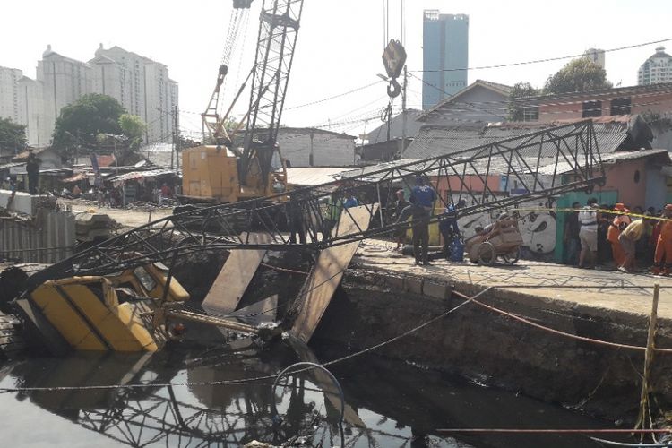Crane proyek turap sheetpile Kali Sentiong ambruk di Kelurahan Kebon Kosong, Kemayoran, Kamis (6/12/2018).