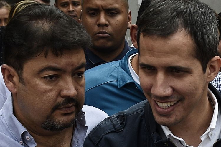 Foto yang diambil pada 8 Maret 2019, memperlihatkan pemimpin oposisi Venezuela, Juan Guaido, bersama kepala staf Roberto Marrero (kiri).