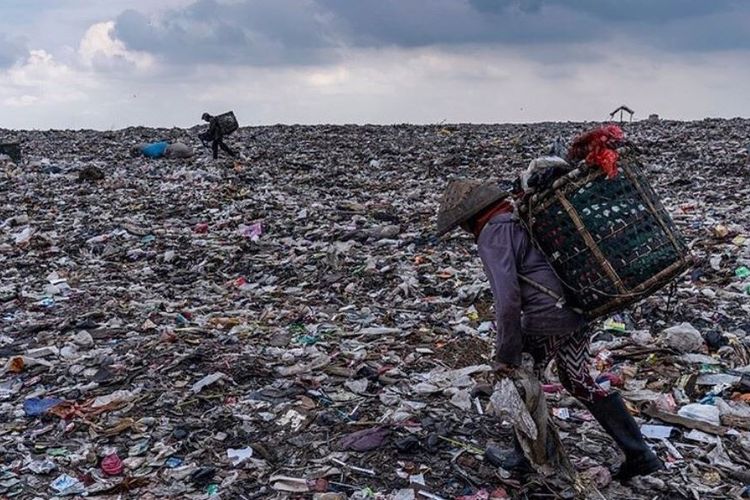 Leonardo DiCaprio mengunggah foto pemulung yang sedang memungut sampah di TPST Bantargebang. Aktor Hollywood itu menyoroti besarnya sampah yang dihasilkan dan dibuang di TPST Bantargebang. Foto tersebut merupakan hasil karya Adam Dean.