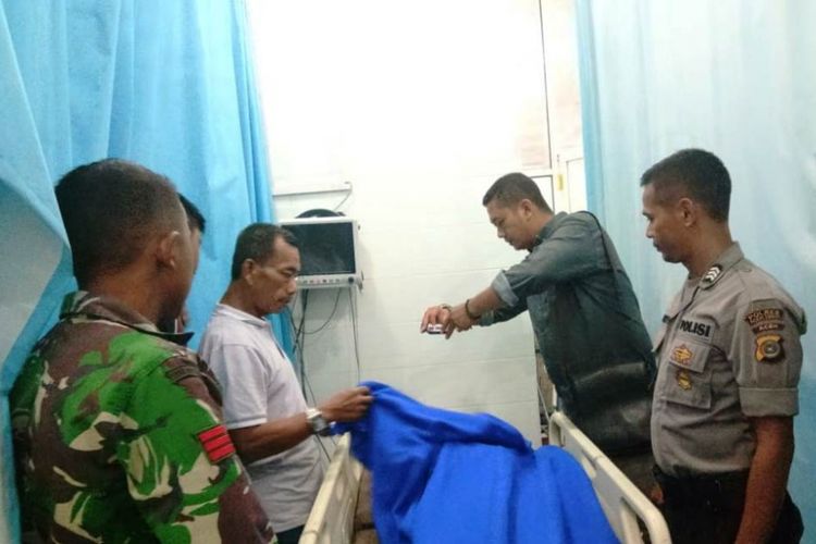 Polisi memeriksa jenazah pelaku percobaan pemerkosaan di Rumah Sakit Gara Bunda, Idi Rayeuk, Aceh Timur, Sabtu (1/9/2018)