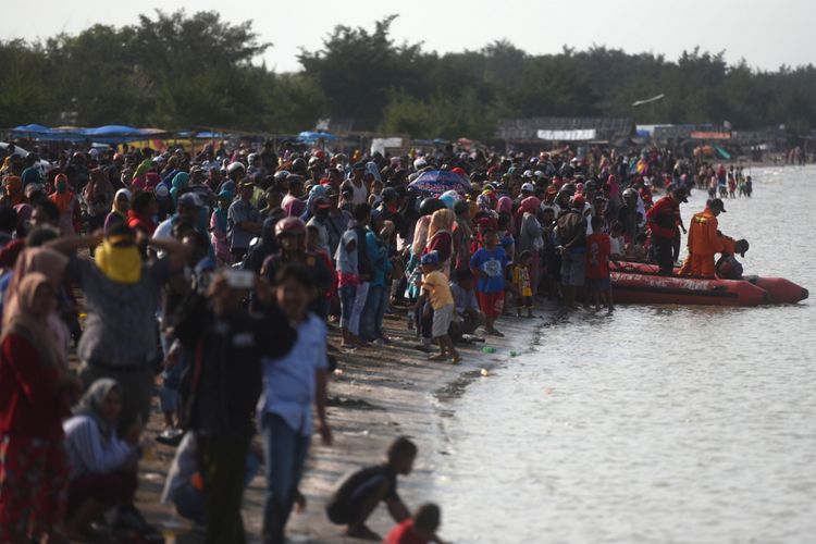 Warga memadati area Pantai Tanjung Pakis yang menjadi lokasi pantai terdekat jatuhnya pesawat Lion Air JT 610 di Karawang, Jawa Barat, Senin (29/10/2018). 