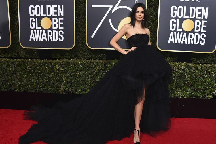 Kendall Jenner berpose di karpet merah Golden Globe Awards 2018 di Los Angeles, California, Minggu (7/1/2018) waktu setempat. Tahun ini, salah satu ajang penghargaan perfilman terbesar itu akan didominasi busana hitam sebagai bentuk solidaritas dan protes terhadap pelecehan seksual yang terjadi di Hollywood.