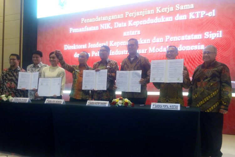 Direktur Utama PT Kustodian Sentral Efek Indonesia (KSEI), Friderica Widyasari Dewi (ketiga) bersama pejabat lainnya berfoto usai meneken perpanjangan kerja sama pemanfaatan data kependudukan di Jakarta, Jumat (21/12/2018).