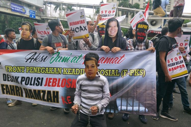 Puluhan mahasiswa yang tergabung dalam Front Penegakan Keadilan Sosial (F-PKS) menggelar aksi untuk menubtut lpenyelesaian kasus ujaran kebencian yang menjerat nama  Wakil Ketua DPR RI Fahri Hamzah dan Fadli Zon, Jumat (27/4/2018).
