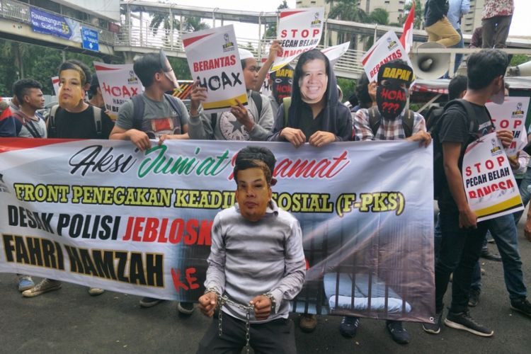Puluhan mahasiswa yang tergabung dalam Front Penegakan Keadilan Sosial (F-PKS) menggelar aksi untuk menubtut lpenyelesaian kasus ujaran kebencian yang menjerat nama Wakil Ketua DPR RI Fahri Hamzah dan Fadli Zon, Jumat (27/4/2018).(Kompas.com/Sherly Puspita)