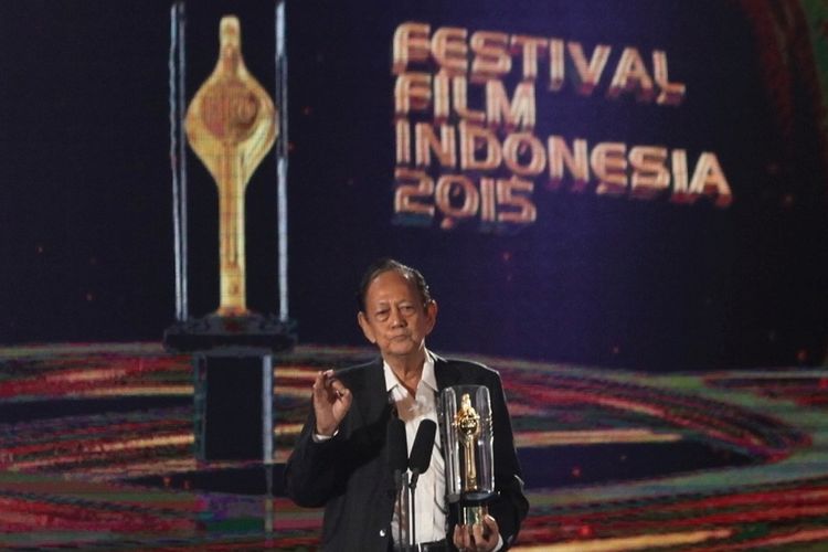 Aktor Deddy Sutomo memberi ucapan terima kasih dalam Malam Puncak Festival Film Indonesia (FFI) 2015, di Gedung ICE BSD City, Tangerang, Banten, Senin (23/11/2015). Deddy Sutomo menyabet pemeran utama pria terbaik dalam Mencari Hilal. FFI 2015 dibagi dalam 21 kategori bagi insan-insan terbaik perfilman nasional.