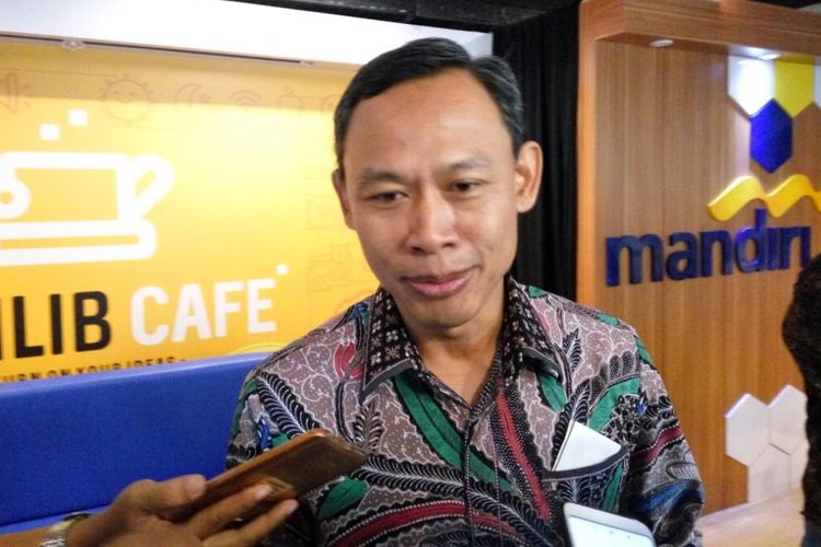 Komisioner KPU RI Pramono Ubaid Tanthowi saat menemui wartawan usai menjadi pematik diskusi di acara sarasehan refleksi pemilu di Digilib Cafe, Fisipol UGM