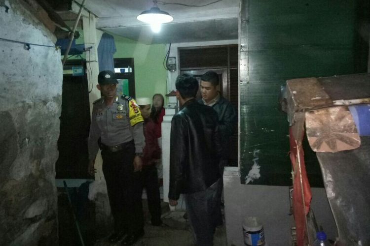Polisi mendatangi lokasi meledaknya gas 3 kg di sebuah rumah kontrakan di Gang Marsadi RT 03 RW 06, Kelurahan Babakan Sari, Kecamatan Kiaracondong, Kota Bandung. Akibatnya, 14 orang mengalami luka bakar.