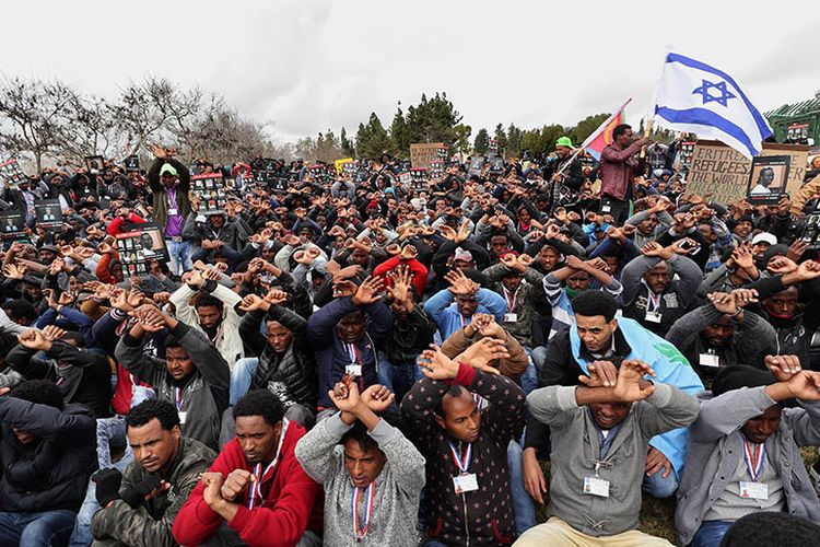Ratusan migran Afrika pencari suaka, kebanyakan asal Eritria saat melakukan protes terhadap kebijakan deportasi yang diterapkan pemerintah Israel pada Januari 2017 lalu.