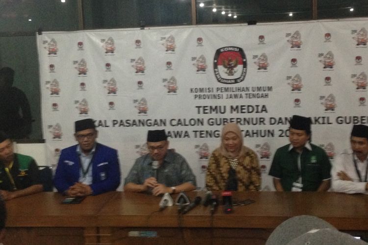 Pasangan bakal calon peserta Pemilu Kepala Daerah (Pilkada) Jawa Tengah 2018, Sudirman Said (pegang mikrofon) dan Ida Fauziyah menggelar konferensi pers seusai mendaftarkan diri di Komisi Pemilihan Umum (KPU) Jawa Tengah, Rabu (10/1/2018) malam. 