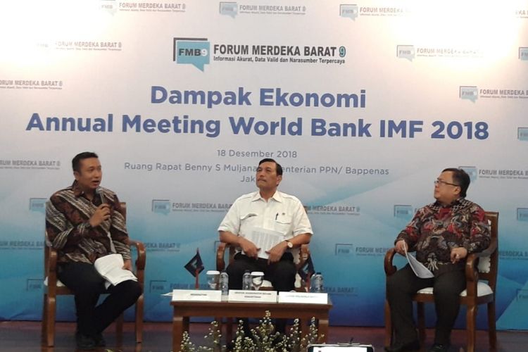 Menteri Koordinator Bidang Kemaritiman Luhut Binsar Pandjaitan dan Menteri Perencanaan Pembangunan Nasional/Kepala Bappenas ketika memberikan paparan dampak Pertemuan Tahunan IMF-Bank Dunia Bambang Brodjonegoro di Jakarta, Selasa (18/12/2018).
