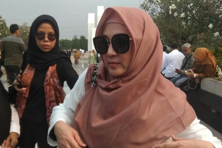 Artis sinetron Dina Lorenza saat ditemui usai prosesi pemakaman Ani Yudhoyono di Taman Makam Pahlawan Kalibata, Pancoran, Jakarta Selatan, Minggu (2/6/2019).