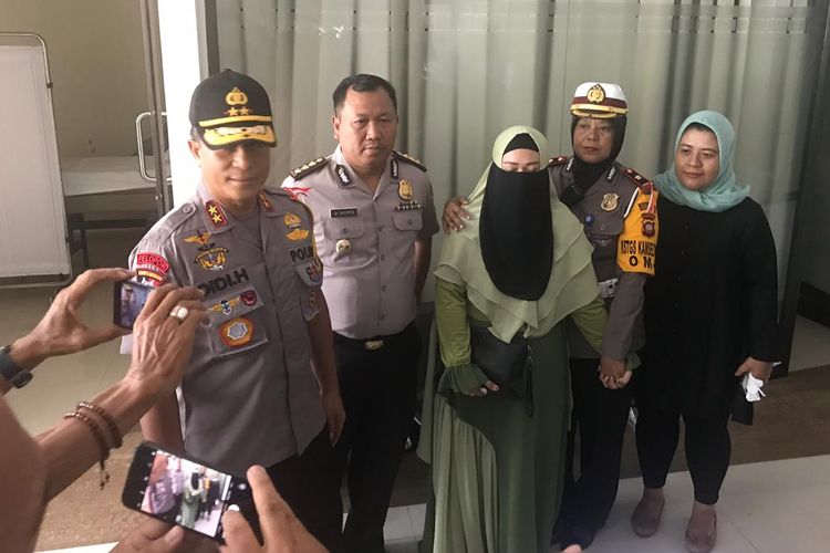 Liliek (bercadar), ibu siswi SMP korban pengeroyokan, saat didatangi Kapolda Kalbar Irjen Pol Didi Haryono di Rumah Sakit Pro Medika Pontianak, Kalimantan Barat, Rabu (10/4/2019).