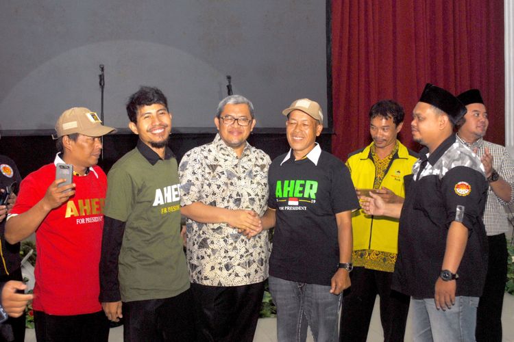 Ahmad Heryawan (tiga dari kiri) berfoto bersama para pendukung Aher For President di Sukabumi, Jawa Barat, Minggu (15/7/2018).