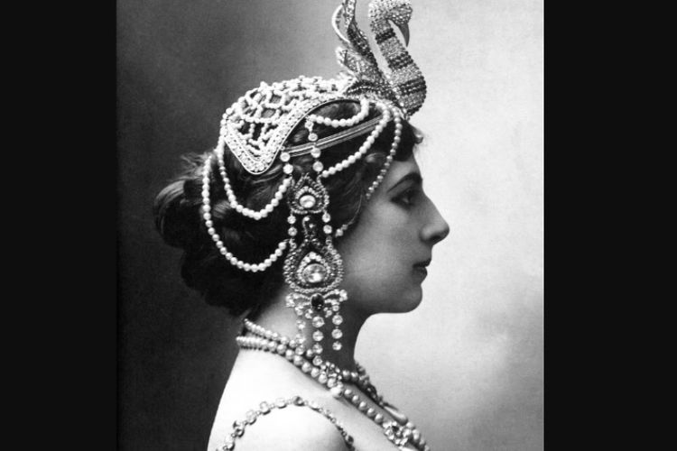 Margaretha Geertruida Zelle atau lebih dikenal dengan nama Mata Hari saat menjadi penari eksotis.