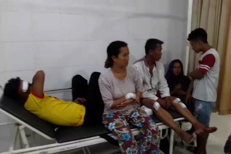 Lima korban yang menjadi korban pembacokan oleh tetangga saat berada di rumah sakit Muhammaddiyah Palembang, Sumatera Selatan, Selasa (19/2/2019).