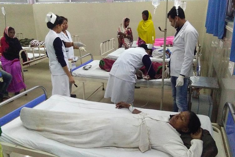 Sejumlah korban keracunan massal alkohol ilegal di negara bagian Assam tengah dirawat di rumah sakit di Jorhat. Sebanyak 150 orang telah tewas akibat menenggak minuman alkohol ilegal sejak Kamis (22/2/2019) malam.