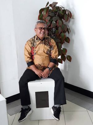 Ketua KPU Arief Budiman menduduki kotak suara berbahan dasar kardus di kantor KPU, Menteng, Jakarta Pusat.
