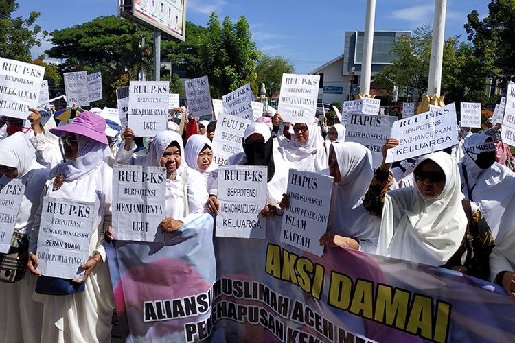 Ratusan massa dari Aliansi Muslimah Aceh mendatangi kantor DPR Aceh untuk melakukan aksi demostrasi menolak Rancangan Undang-Undang Penghapusan Kekerasan Seksual (RUU PKS), Senin (08/04/2019).