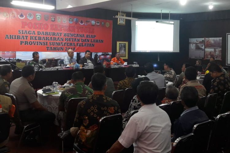 Rapat kebakaran hutan dan lahan di kantor Badan Penanggulangan Bencana Daerah (BPBD) Sumsel di Palembang, Sumatera Selatan,  Sabtu (15/9/2018).