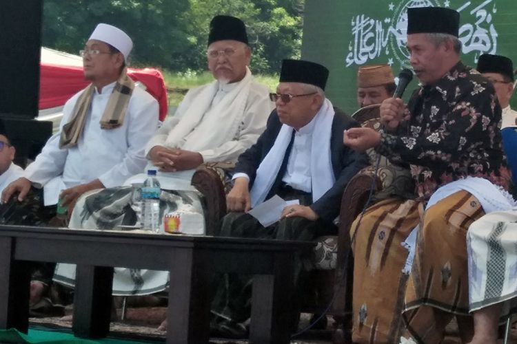 Cawapres nomor urut 01, KH Maruf Amin (tengah) saat menghadiri peringatan Harlah NU ke-93 di Stadion Gelora Joko Samudro, Gresik, Senin (18/3/2019).