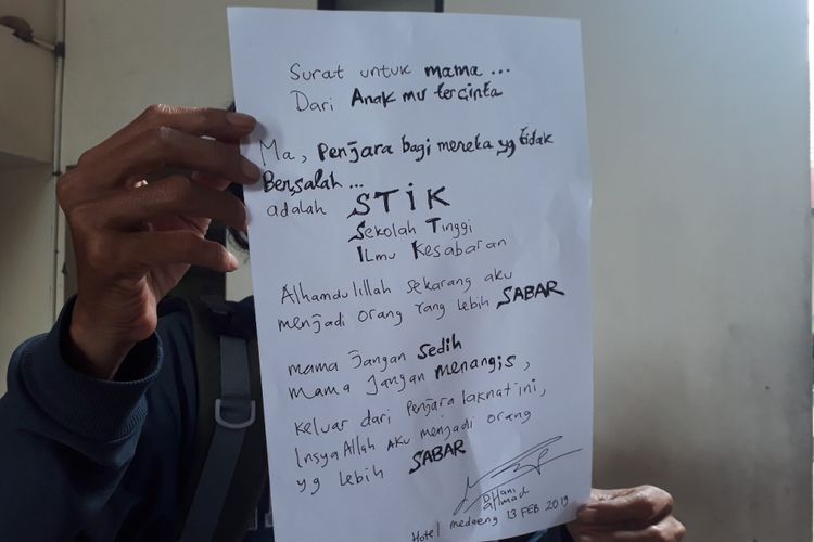 Copy surat Ahmad Dhani untuk ibundanya tersebar di Pengadilan Negeri Surabaya, Kamis (14/2/2019)