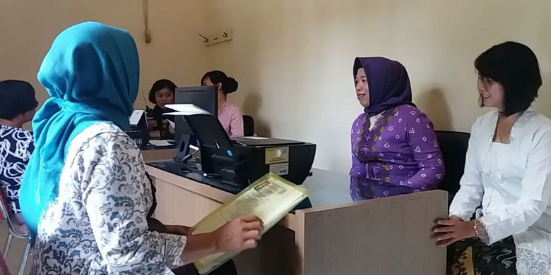 Tampak anggota polwan Polsek Jebres di Kota Solo, Jawa Tengah, sedang melayani warga yang membuat SKCK, Kamis (19/4/2018).