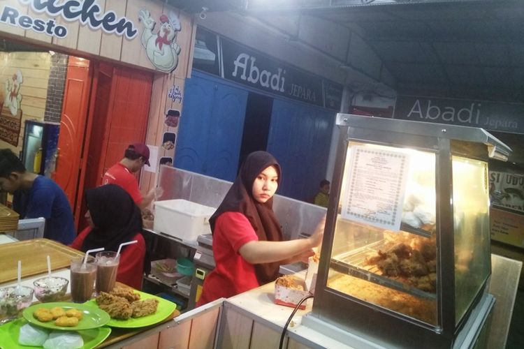 Pekerja menyiapkan makanan di Kedai Royal Fried Chicken di Jalan Merdeka Utama, Kota Lhokseumawe, Aceh, Minggu (5/11/2017).