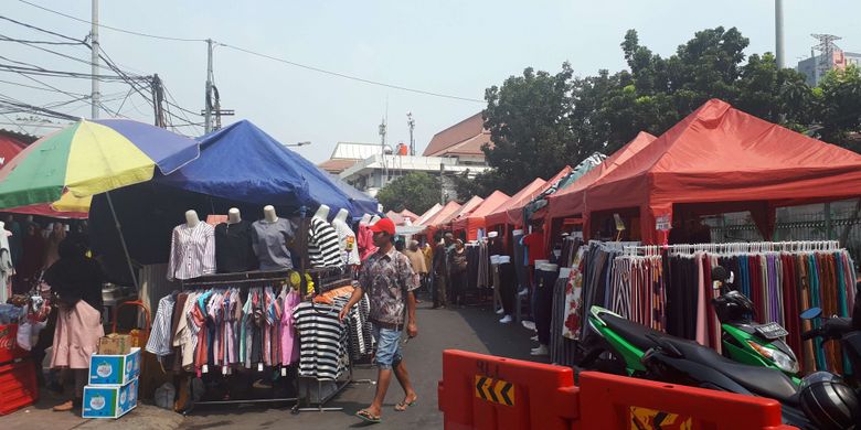 Pedagang kaki lima memadati Jalan Jatibaru, Tanah Abang, Jakarta Pusat, Kamis (2/8/2018).