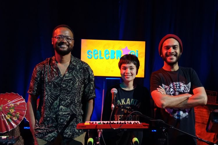 Grup musik Dekat yang dipersoneli oleh Mohammed Kamga, Cherina Anayang, dan Tahir Tata Hadiwijoyo tampil dalam acara Selebrasi di Studio 1 Menara Kompas, Palmerah Selatan, Jakarta Pusat, Selasa (26/2/2019).