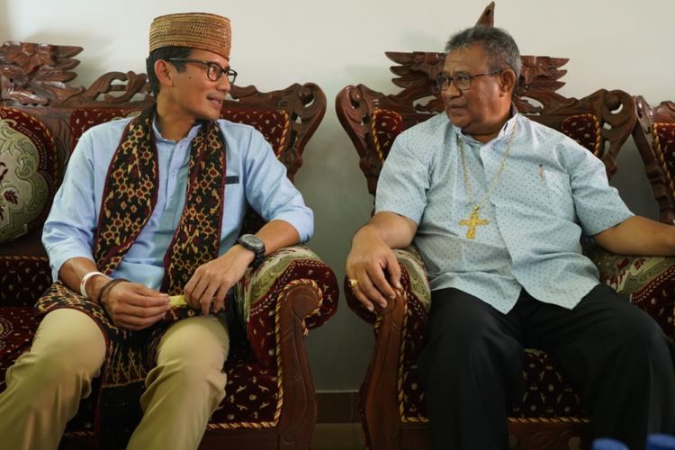 Calon wakil presiden nomor urut 02 Sandiaga Uno bertemu dengan Uskup Maumere Mosinyur Ewaldus Martinus Sedu saat berkunjung ke Kota Uneng, Kabupaten Sikka, Nusa Tenggara Timur, Senin (25/2/2019).