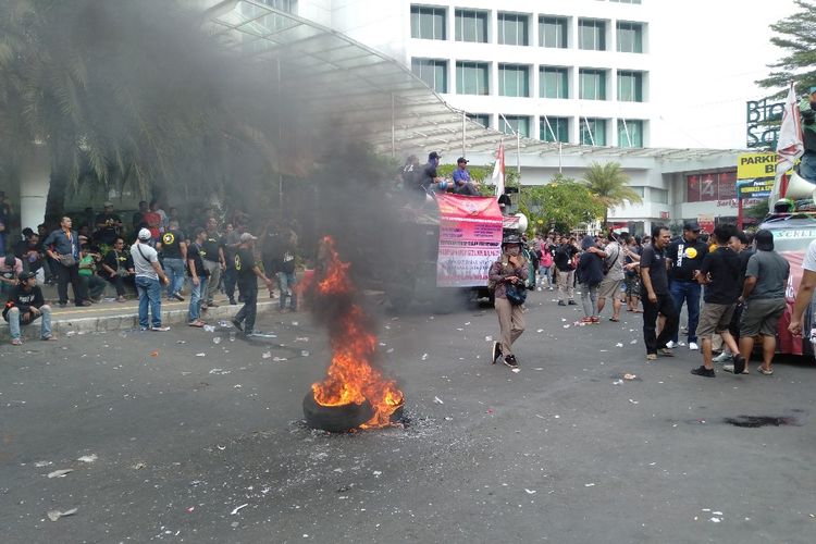 Sejumlah sopir GoCar melakukan aksi bakar ban di depan kantor GoJek di Jalan Iskandarsyah, Melawai, Jakarta Selatan, Senin (5/8/2019)