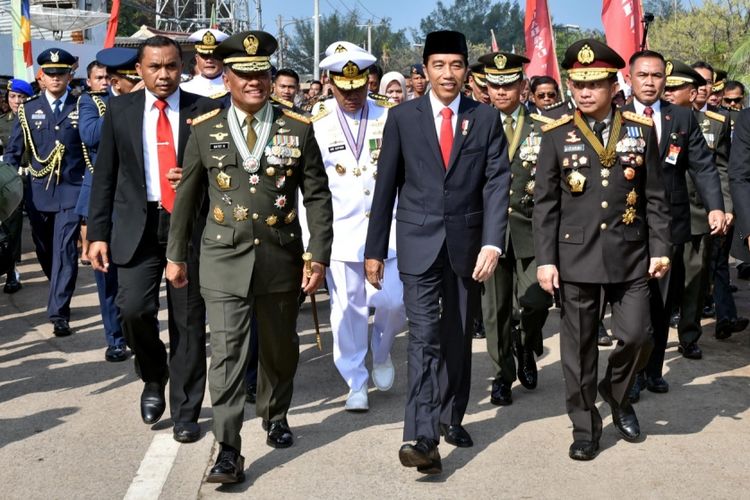 Presiden Joko Widodo berjalan kaki menuju lokasi peringatan HUT ke-72 TNI di Cilegon, Banten, Kamis (5/10/2017). Presiden Joko Widodo harus berjalan kaki sejauh 3 kilometer karena terjebak macet.