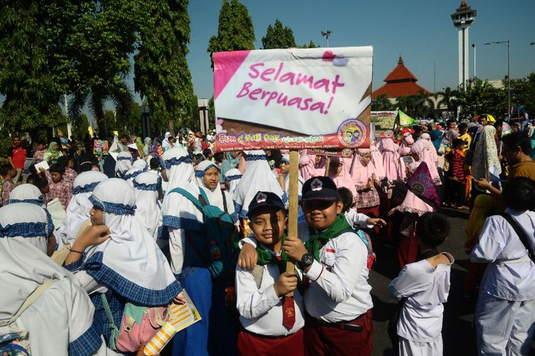 Seribuan siswa-siswi dari Taman Kelompok Bermain, TK, SD, hingga SMP di bawah Jaringan Sekolah Islam Terpadu (JSIT) Kabupaten Kudus, Jawa Tengah, menggelar kirab untuk menyambut datangnya bulan puasa Ramadhan 1438 Hijriah, Kamis (25/5/2017).