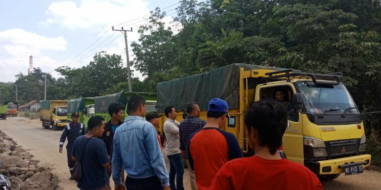 Puluhan warga Kelurahan Sukaraja nekat menghadang truk yang melintas di jalan lingkar Prabumulih guna menuntut perbaikan jalan.