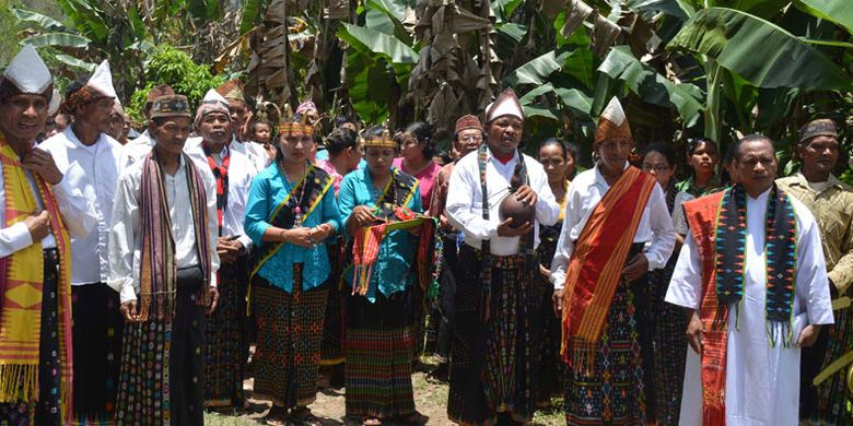 Para tetua adat di Kampung Waekolong, Desa Ranakolong, Kecamatan Kota Komba, Kabupaten Manggarai Timur, Nusa Tenggara Timur, Kamis (12/10/2017), dengan pakaian adat songke dan kebaya siap menyambut Imam Baru, Pater Gabriel Akhir, SVD.