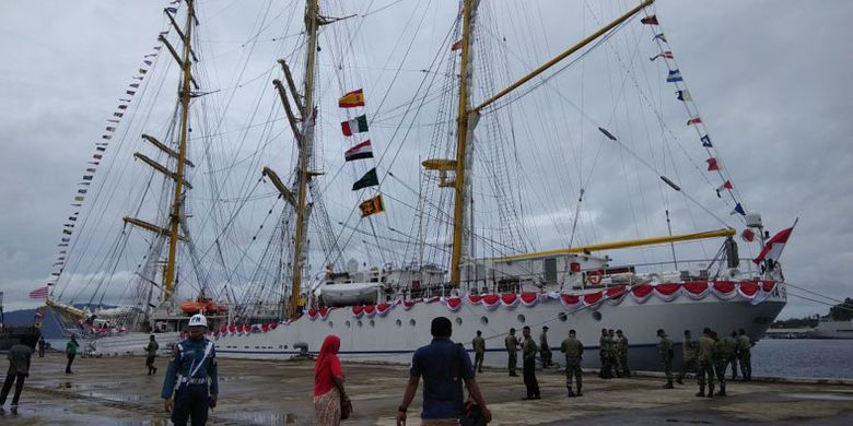 Kapal layar latih KRI Bima Suci milik Tentara Nasional Indonesia Angkatan Laut (TNI AL) bersandar di di Teluk Sabang, Pelabuhan CT-3 Pasiran, Kota Timur, Sabang, Aceh, Jumat (1/12/2017). Selain Bima Suci, KRI Dewa Ruci juga turut meramaikan acara Sail Sabang 2017.