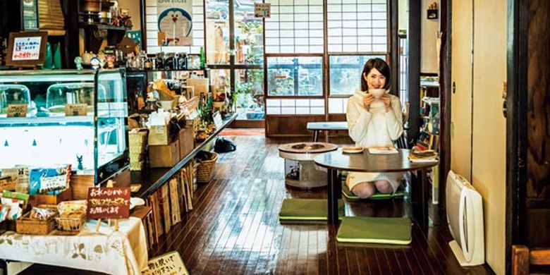 Di Café 1001, Kyoto, Jepang, lantai yang awalnya merupakan tatami (alas tradisional Jepang dari jerami) diganti menjadi kayu. 