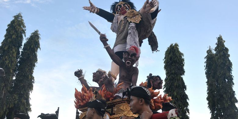 Pemuda mengarak Ogoh-ogoh atau boneka raksasa yang melambangkan sifat buruk saat Festival Ogoh-ogoh di Semarapura, Klungkung, Bali, Minggu (11/3/2018). Festival Ogoh-ogoh se-Kabupaten Klungkung tersebut digelar untuk menyambut Hari Raya Nyepi Tahun Saka 1940.