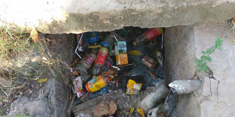 Sampah di Labuan Bajo, Kabupaten Manggarai Barat, Nusa Tenggara Timur, Rabu (28/3/2018). 