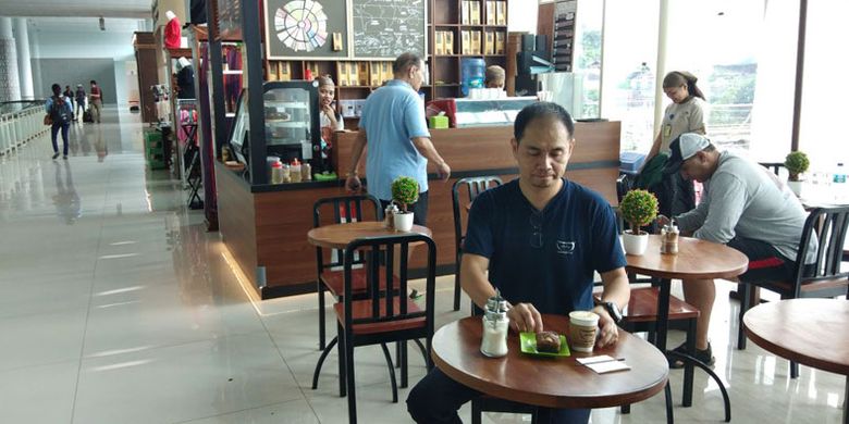 Pengunjung menikmati banana cake di La Bajo Flores Coffee, Bandara Komodo, Labuan Bajo, Manggarai Barat, Nusa Tenggara Timur, Sabtu (14/4/2018).