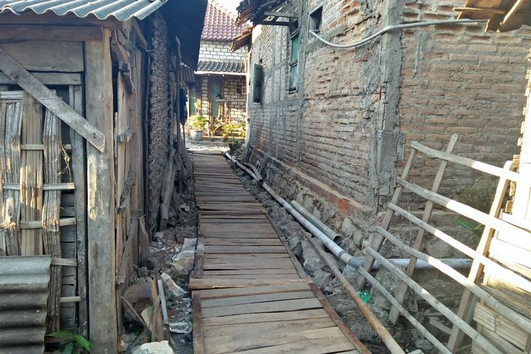 Akses jalan keluar baru bagi Kaslan dan keluarganya, usai depan rumah miliknya tertutup tembok bangunan tetangga di Desa Wudi, Kecamatan Sambeng, Lamongan.
